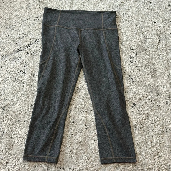 Athleta Salutation Stash Pocket Capri / Crop w/pockets Women’s Medium Gray Solid - Picture 2 of 5